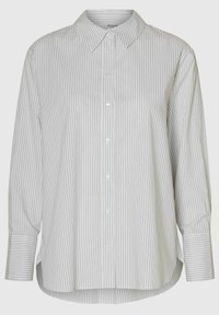 Camicia bianca con bottoni, a righe verticali sottili nere, maniche lunghe, colletto classico e orlo arrotondato. Il tessuto ha una texture liscia.