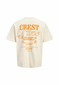 Beige T-shirt met korte mouwen, oranje tekst en bloemmotief met de tekst "Crest Pine, The Heart of Moosehead, Lake Region 220 Greenville, 10322."