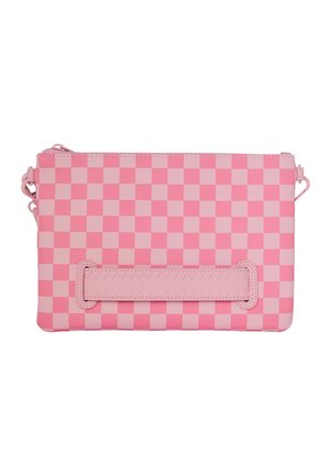 Pochette rettangolare a quadri rosa e rosa chiaro con un cinturino cucito su un lato e chiusura con cerniera sulla parte superiore.