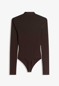 Tmavohnedé body s dlhým rukávom, vysokým golierom a zapínaním na cvoky v spodnej časti. Hladká, elastická tkanina s priliehavým strihom.