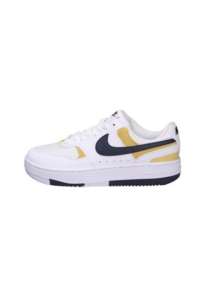 Basket blanche en matériaux mesh et cuir, avec des accents bleu marine et jaune, des détails perforés sur les côtés et une semelle en caoutchouc.