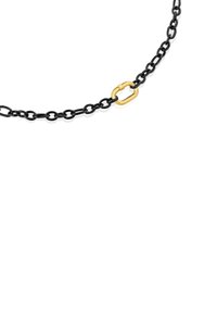 Collana in catena nera con maglie ovali e un accento ovale color oro. Il design enfatizza il contrasto tra gli elementi neri e dorati.