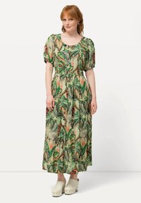Maxikleid aus grünem Stoff mit auffälligem Blatt- und Tierdruck, kurzen Puffärmeln, Knopfverschluss und einer fließenden Silhouette mit entspannter Passform.