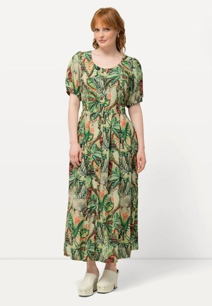 Vestido maxi de tela verde con un audaz estampado de hojas y animales, mangas cortas abullonadas, cierre frontal de botones y una silueta fluida con un corte relajado.