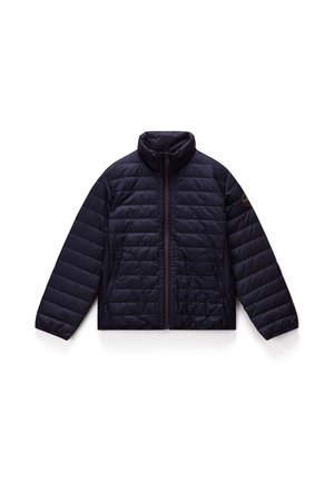 Veste matelassée bleu marine avec un design en quilt, col haut, fermeture zippée à l'avant et deux poches latérales. Légèrement brillante avec des accents de fermeture éclair contrastés.