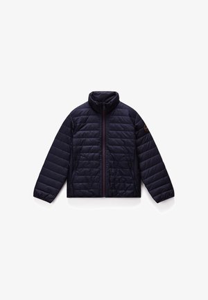 Kék puffertakó dzseki steppelt dizájnnal, magas gallérral, elülső cipzáras záródással és két oldalzsebbel. Enyhén fényes, kontrasztos cipzár díszítéssel.