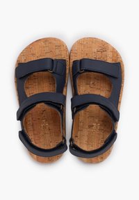 Námořnické modré sandály s korkovou stélkou, které mají dva nastavitelné popruhy a prořezávané sekce. Texturovaný korkový povrch s kovovými akcenty.