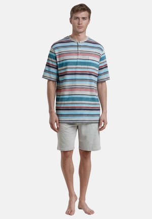 Gestreiftes Kurzarmhemd in Blau, Rot und Grau mit geknöpftem Kragen und Tasche, kombiniert mit hellgrauen Shorts. Baumwollstoff.