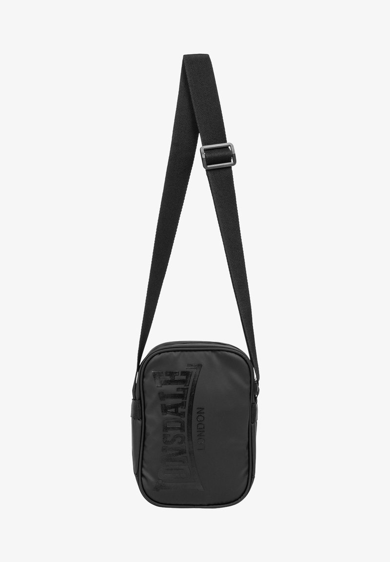 Borsa a tracolla nera realizzata in materiale sintetico liscio, con un audace logo in rilievo, tracolla regolabile e forma rettangolare compatta.