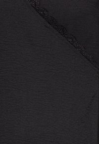 Tissu noir avec une texture froissée, doté d'une bordure en dentelle diagonale le long d'un bord. Le design est simple et monochrome.