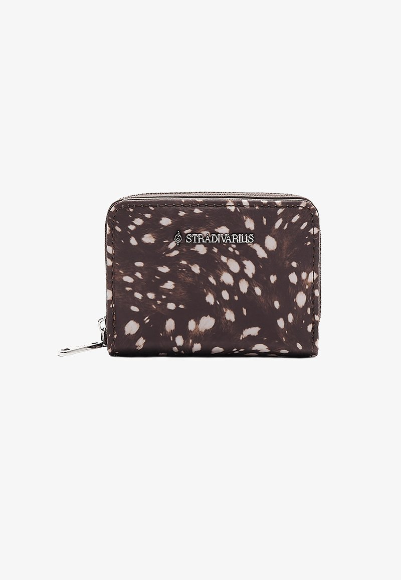 Portefeuille marron avec des taches blanches irrégulières, fermeture éclair argentée sur le côté et le logo "STRADIVARIUS" en argent au centre à l'avant.