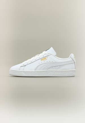 Λευκό sneaker Puma Suede χαμηλού προφίλ με λευκά κορδόνια, υφασμένο πέλμα και χρυσό λογότυπο Puma Suede στο πλάι.