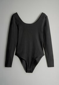 Juodas ilgomis rankovėmis bodis su apvalia iškirpte, prigludusiu siluetu, lygiu paviršiumi ir spaustukais apačioje. Be raštų ar akcentų.