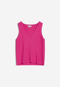 Haut tricoté rose vif sans manches avec col en V et ourlet légèrement arrondi, posé à plat sur fond blanc.