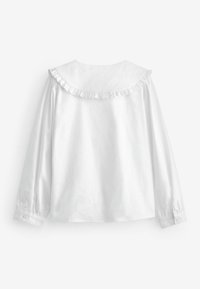 Cămașă albă cu mâneci lungi, prezentând un guler volă și manșete cu nasturi, confecționată dintr-un material neted, cu o croială lejeră și un design minimalist.