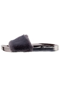 Faux fur slide sandaler i grå med en glänsande svart bas. Har ett brett övre rem och en platt sula, utformade för komfort och enkelhet.