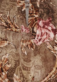 Brunt stof med indviklede blomster- og paisleymønstre i pink og creme. Indeholder subtile teksturer og lagdelte designelementer.