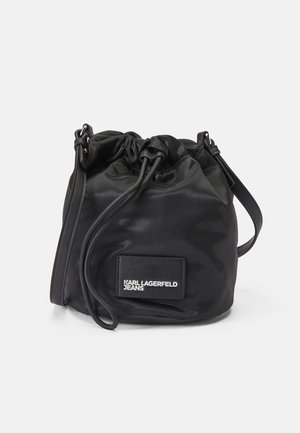Sac seau noir à cordon avec bandoulière réglable et patch logo Karl Lagerfeld Jeans à l'avant.