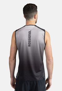 Pánský bezrukávový sportovní top v šedém gradientu, vyrobený z texturované síťoviny, s logem "ROSSIGNOL" v černé barvě na zádech.