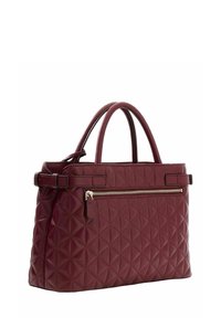 Sac à main bordeaux en cuir matelassé, avec deux poignées, une poche avant zippée et une forme rectangulaire structurée.