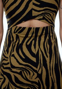 Crop-Top und Rock-Set aus strukturiertem braunem Stoff mit einem schwarzen Zebra-Streifenmuster, mit einem Cut-Out-Detail auf der Rückseite.