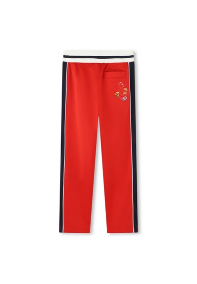 Rode sportbroek met marineblauwe zijstrepen, witte tailleband en een decoratief geborduurd patroon. Bevat een achterzak aan de rechterkant.