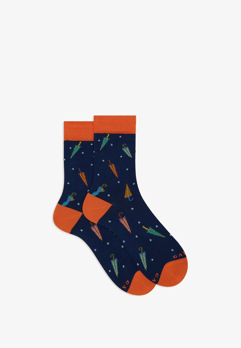 Marineblaue Socken mit orangefarbenen Bündchen und Zehen; mit einem Muster aus bunten Regenschirmen und weißen Punkten auf dem gesamten Stoff. Material aus Baumwollmischung.