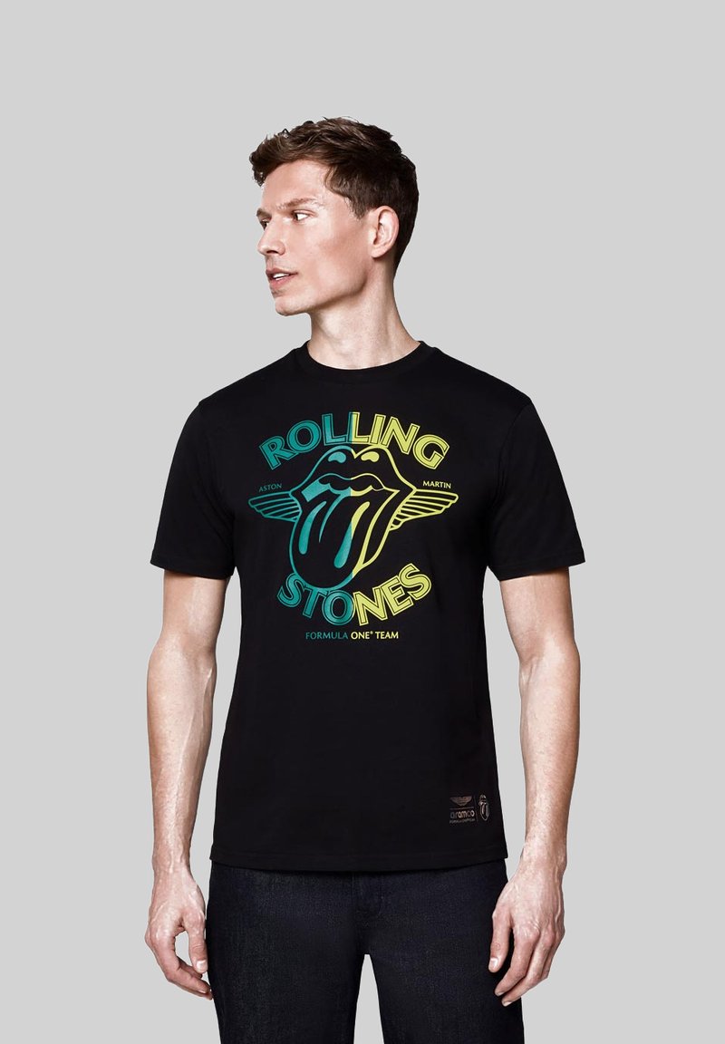 Czarna bawełniana koszulka z kolorowym logo Rolling Stones i grafiką języka. Napis zawiera "ROLLING STONES" oraz "FORMULA ONE TEAM."