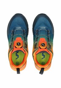 Scarpe outdoor multicolori con un design a gradiente blu e arancione, tomaia in rete, sistema di allacciatura Boa e soletta verde. Suola in gomma.