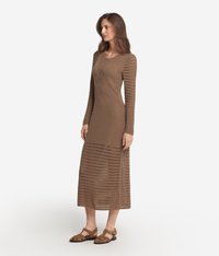 Brun stickad klänning med långa ärmar, �åtsittande kropp och mönster med öppen väv. Längd till mitten av vad, texturerad med vertikala och horisontella slitsar.