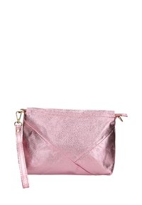 Clutch metallico rosa con una finitura testurizzata, chiusura con zip e un cinturino per il polso staccabile; presenta dettagli di cucitura diagonale.