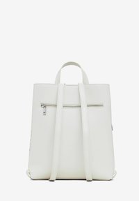 Zaino bianco in pelle con due spallacci regolabili, una maniglia superiore e una tasca zip frontale. Texture liscia e design minimalista, senza accenti visibili.