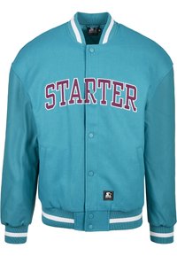 Veste universitaire turquoise avec manches en cuir turquoise, fermeture à boutons-pression sur le devant, col et poignets côtelés à rayures blanches, et lettrage "STARTER" en bordeaux et blanc.