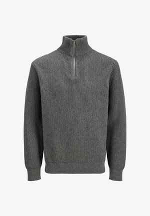 Szürke bordázott kötött pulóver hosszú ujjal és fél cipzáras gallérral, fehér háttér előtt bemutatva.