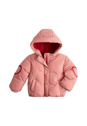 Barns pink og hvidternede dynejakke med hætte, trykknaplukning foran og røde hjertepatches på begge ærmer, vist på hvid baggrund.