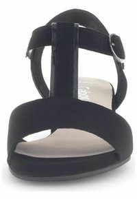 Sandalo nero con cinturini in vernice e opaco, dotato di un'ampia apertura per le dita, fibbia regolabile e soletta imbottita beige.