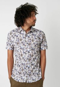 Kurzarmhemd aus leichtem Stoff mit floralem Muster in Blau- und Brauntönen, ausgestattet mit einem Button-Down-Kragen.