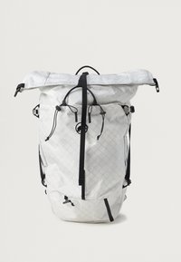 Λευκό σακίδιο με ρολό στην κορυφή, με διαμαντένιο μοτίβο, μαύρες ιμάντες, ρυθμιζόμενα κορδόνια και πλευρικές τσέπες για εύκολη πρόσβαση. Ανθεκτικό υλικό.