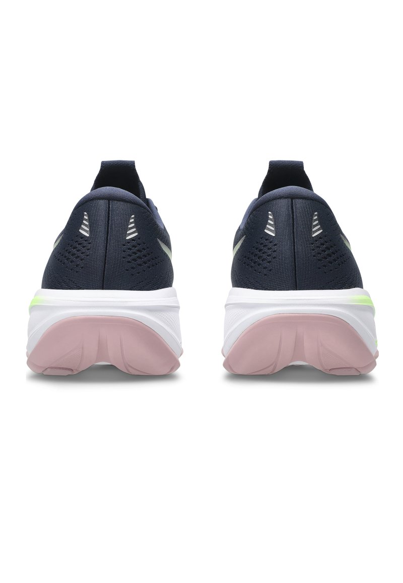 Chaussures de course bleu marine avec une tige en mesh respirant, des éléments réfléchissants, une semelle intermédiaire blanche amortissante et une semelle extérieure en caoutchouc rose.