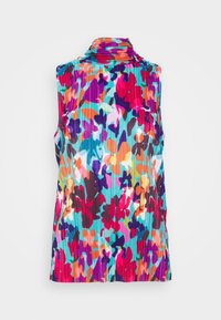 Top sin mangas con un cuello alto, textura acanalada y un vibrante patrón floral multicolor en tonos de rosa, azul, púrpura y naranja.