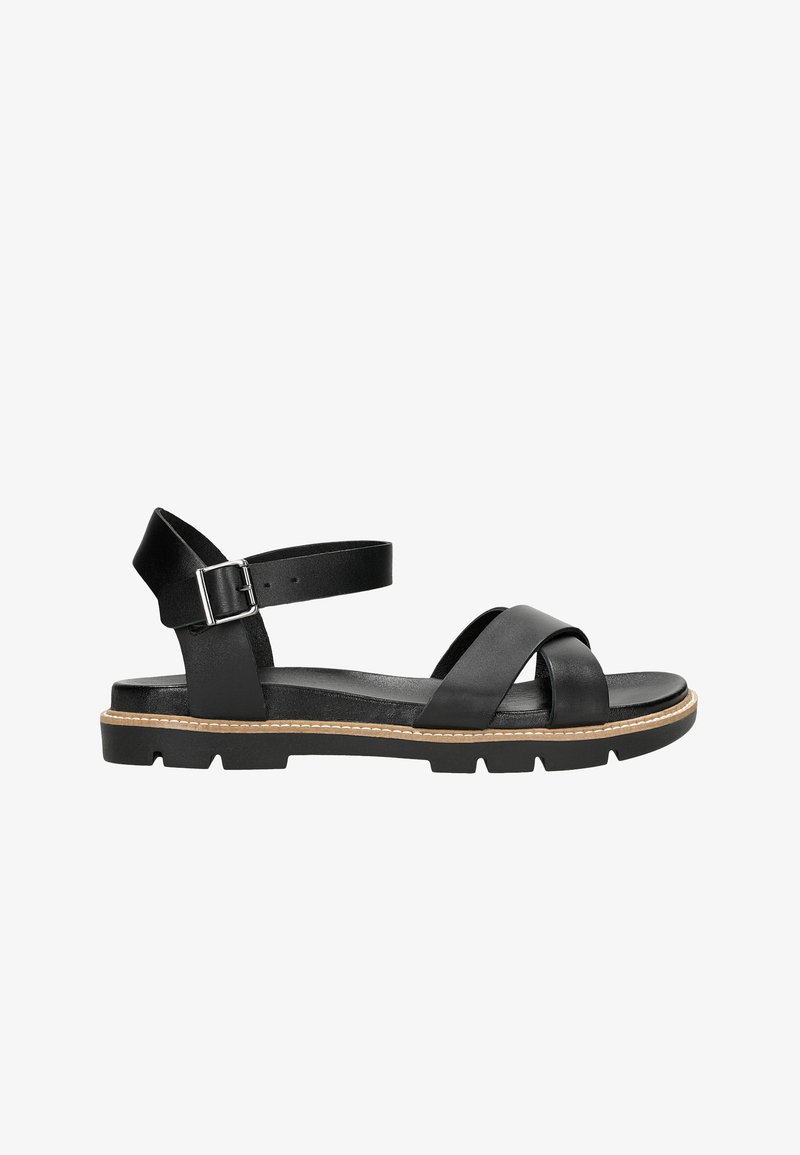 Sandale en cuir noir avec un design de brides croisées, une sangle de cheville réglable avec une boucle en argent et une semelle noire texturée avec des accents beiges.