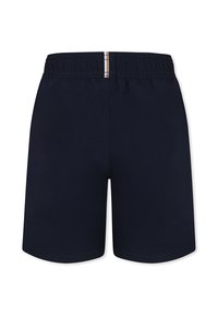 Shorts de bain bleu marine avec une taille élastique, présentant une bande horizontale à l'arrière. Texture lisse, design arrivant aux genoux.