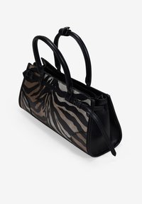 Bolso de mano de piel negra con un diseño de estampado de cebra en tonos de gris y marrón. Cuenta con dos asas y una forma rectangular estructurada.