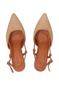 Braune spitze Schuhe mit gewebtem Natur-Obermaterial, Leder-Innensohle und Knöchelriemen. Die strukturierte Oberfläche fügt komplexe Details hinzu.