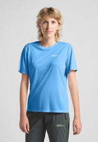 Lichtblauw short-sleeve t-shirt van gladde stof met een ronde halslijn en een klein logo op de linkerkant van de borst. Draagt met donkergroene broek.