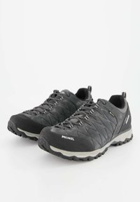 Schwarze Outdoorschuhe mit einem strukturierten synthetischen Obermaterial, gepolstertem Kragen und Gummisohle mit erhöhtem Profil für besseren Grip.