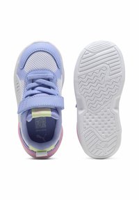 Sneakers blu e bianche con tomaia in rete, chiusura con lacci e velcro, dettagli rosa sul tallone e suole in gomma con motivo.