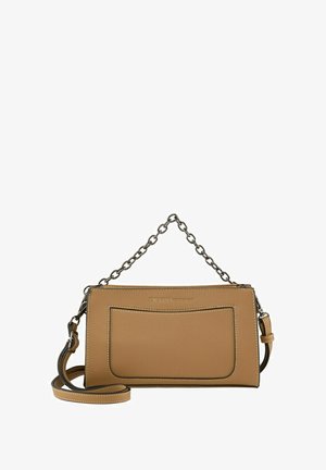 Brązowa torebka na ramię z łańcuszkiem, gładka faktura, prostokątny kształt, przednia kieszeń i kontrastowe szwy.