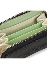 Czarny portfel o teksturowanej fakturze, z zamknięciem na zamek błyskawiczny. Wnętrze zawiera przegrody w jasnooliwkowym i beżowym tworzywie syntetycznym.