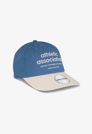 Modrá baseballová čiapka s béžovým okrajom. Obsahuje biely text: "ateletická asociácia sa vždy mení k lepšiemu, nikdy nie je neskoro" a kruhové logo.